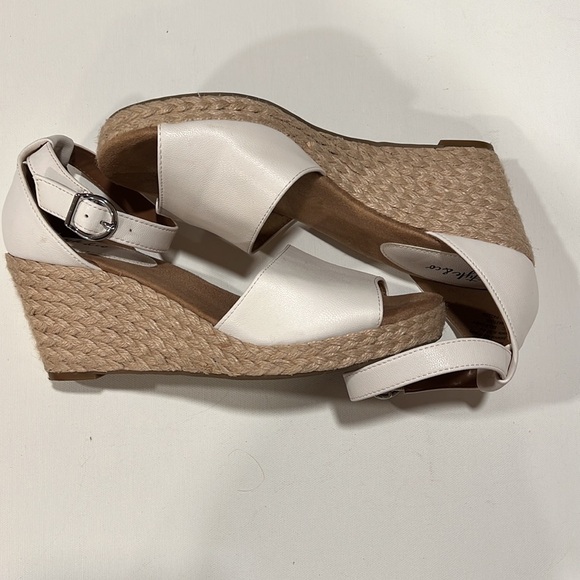 Women's Seleeney Espadrille Wedge Sandals. Color: White Size 9M - Picture 7 of 13